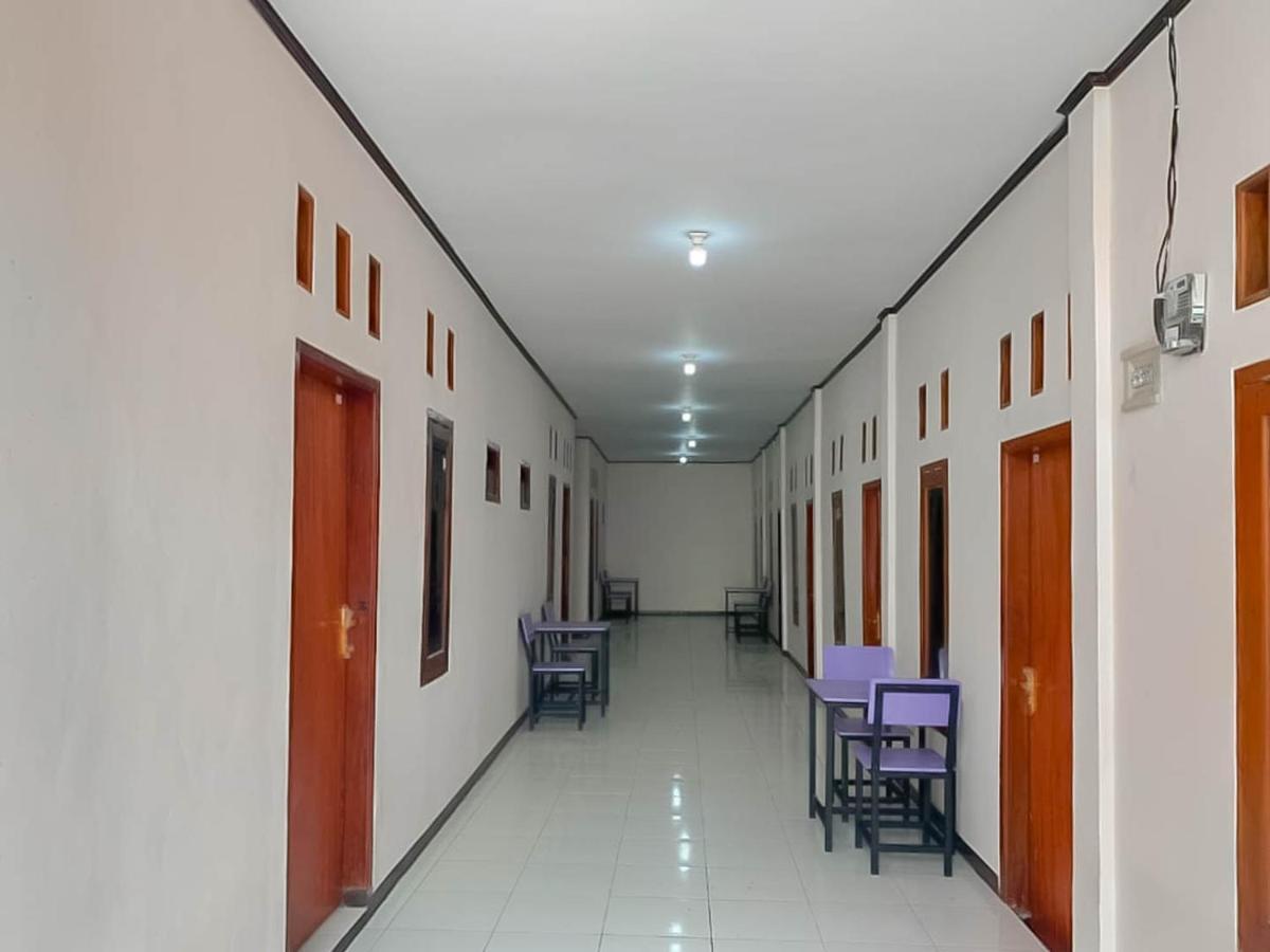 Reddoorz @ Jalan Ahmad Yani Karawang Exterior foto