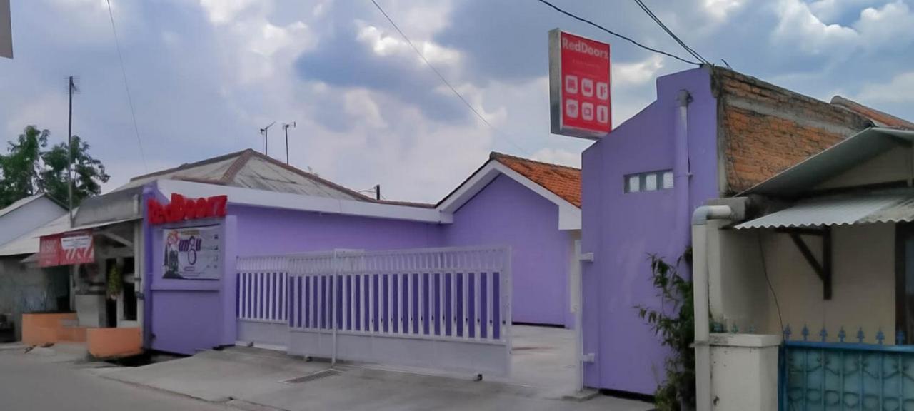 Reddoorz @ Jalan Ahmad Yani Karawang Exterior foto